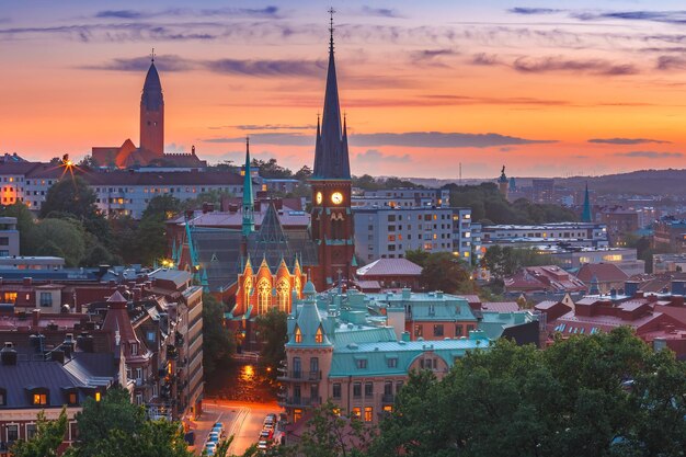 Toneelluchtmening van de oude stad met de kerk van oscar fredrik in de schitterende zonsondergang van Göteborg, Zweden