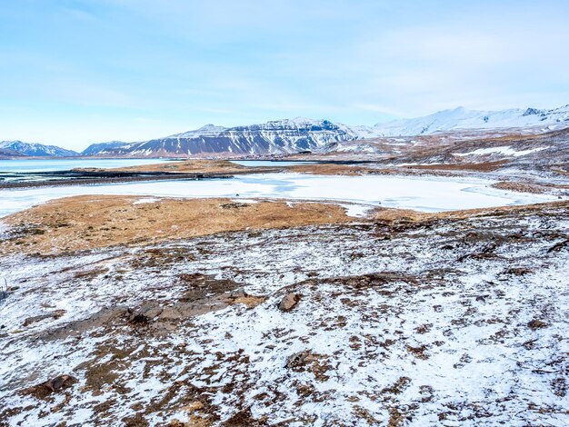 Toneelmening rond Kirkjufellfoss-waterval in het noorden van IJsland en gladde ijsvijver