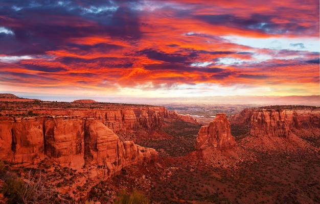 Toneelmening van bergen bij Colorado National Monument Park bij zonsopgang, de V.S., de staat van Colorado Colorado