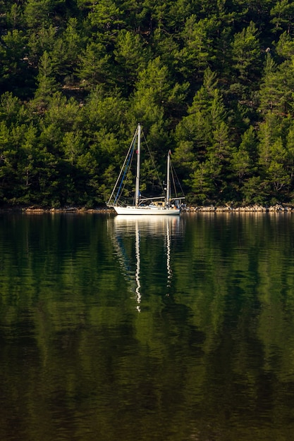 Toneelmening van boten in Kizkumu Marmaris, Turkije