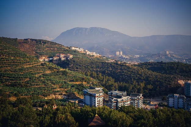 Toneelmening van de zonnige landkustlijn in de stad van Turkije Alanya