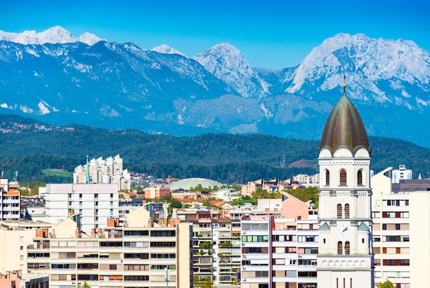 Toneelmening van Ljubljana met besneeuwde Alpen op de achtergrond, Slovenië