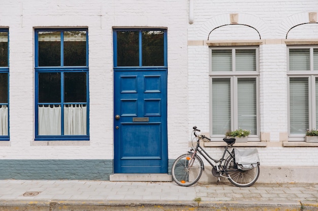 Foto toneelmening van oude straat en gebouw met fiets in brugge belgië