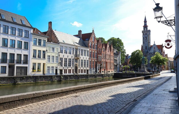 Toneelstadsmening van brugs kanaal met mooie middeleeuwse huizen belgië