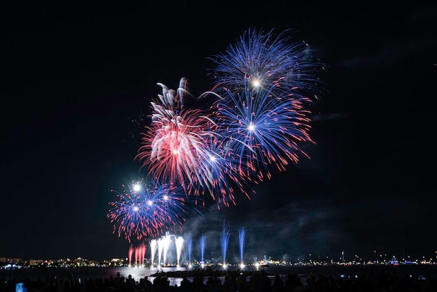 Toneelvuurwerk dat in de nacht gloeit voor de vieringen van 14 juli in de haven van Cannes, Cote d'Azur, Frankrijk