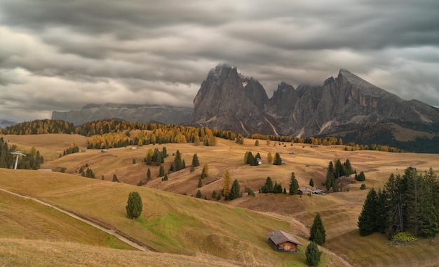 Toneelzonsonderganglandschap in de bergen van de Dolomieten Italy