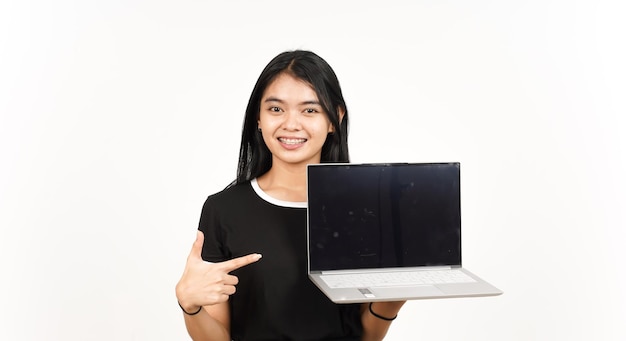 Tonen en presentatie laptop leeg scherm van mooie Aziatische vrouw geïsoleerd op een witte achtergrond