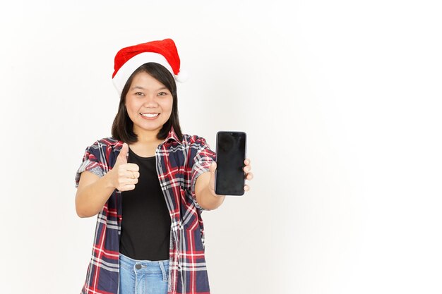 Tonen en presenteren van een leeg smartphonescherm van een Aziatische vrouw met een rood geruit overhemd en een kerstmuts