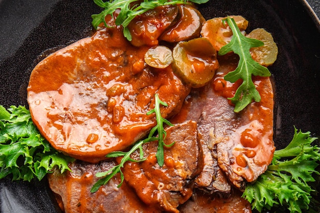 Foto tong eten rundvlees tomaten warme saus vers eten maaltijd koken snack op de tafel kopiëren ruimte eten