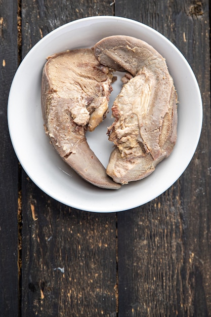 Foto tong varkensvlees gekookt vlees gekookt verse maaltijd snack op tafel kopieer ruimte voedsel achtergrond rustiek