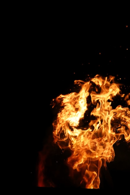 Tongen van een vuurvlam van oranjegele kleur van brandend brandhout