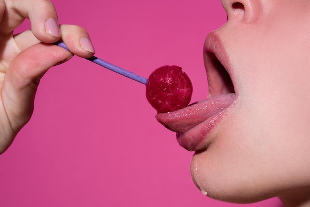 Tonglippen likken. meisje met sexy mond chupa chups eten close-up. vrouwenlippen die lolly zuigen. vrouw met lolly in mond, close-up afbeelding