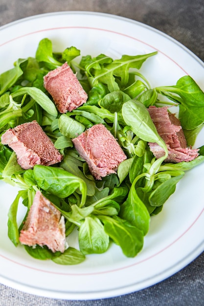 タンサラダ 豚肉 緑の葉 花びら ミックス 料理 新鮮 健康 食事 食べ物 おやつ ダイエット テーブルの上