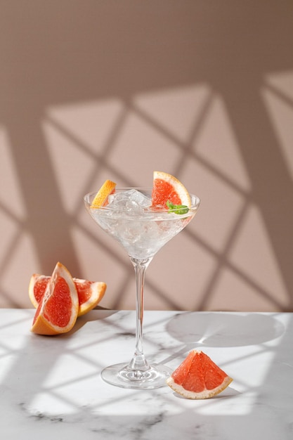 Tonic cocktail Fris Koud drankje met vers grapefruitsap versierd met citrusschijfje munt