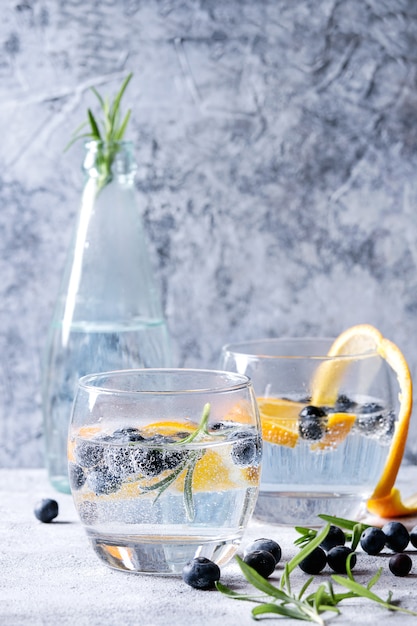 Tonic cocktail met rozemarijn en bosbessen