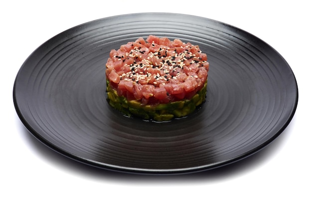 Tonijn en avocado tartare op een donkere keramische plaat