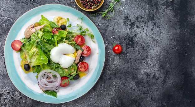 Tonijn en gepocheerde, eiergroentesalade. banner, menu, receptplaats voor tekst, bovenaanzicht.