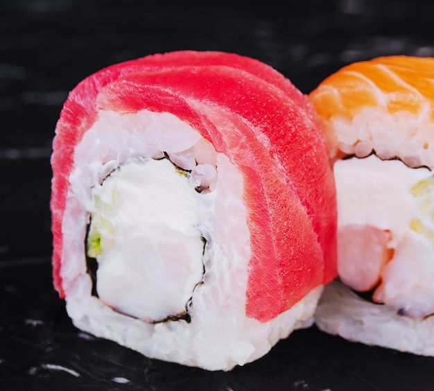 Tonijn en zalm sushi rolt op zwart