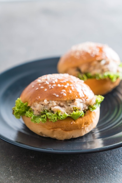 tonijn hamburger op zwarte plaat