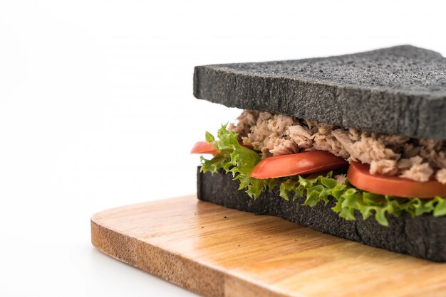 tonijn houtskool sandwich