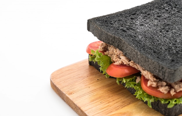tonijn houtskool sandwich