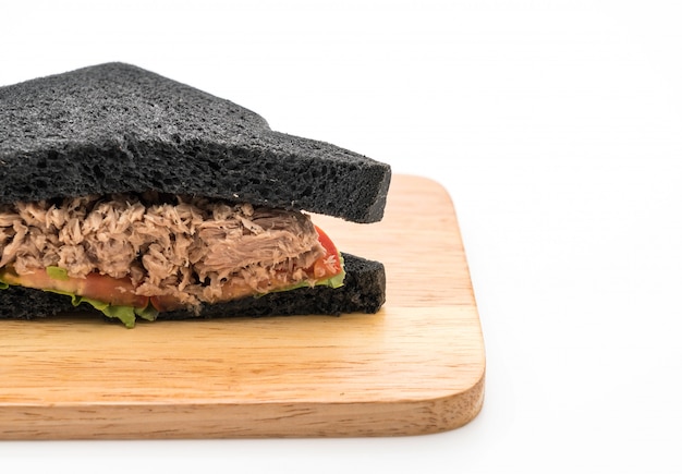 tonijn houtskool sandwich