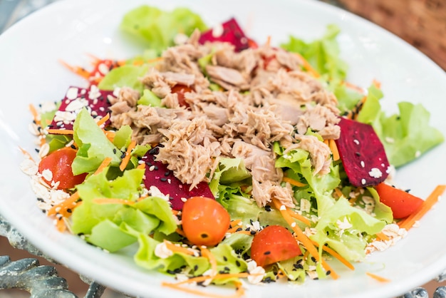 Tonijn met groentensalade, sesam en pikante saus