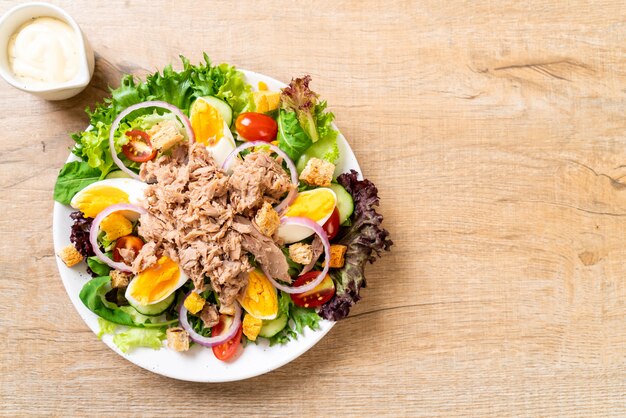 Tonijn met groentesalade en eieren