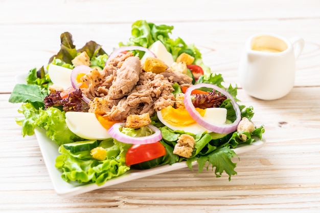 Tonijn met groentesalade en eieren