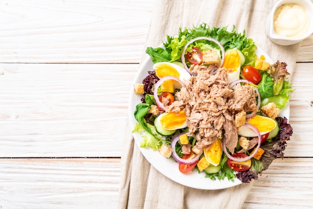 Tonijn met groentesalade en eieren