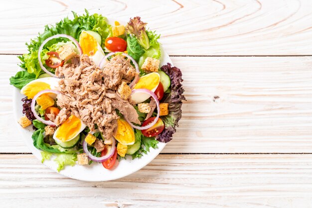 Tonijn met groentesalade en eieren