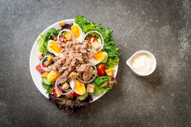 Tonijn met groentesalade en eieren