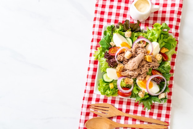 Tonijn met groentesalade en eieren