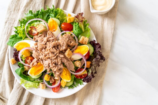 Tonijn met groentesalade en eieren