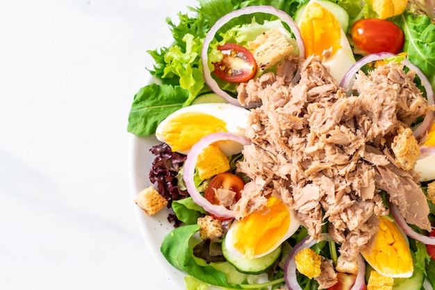 Tonijn met groentesalade en eieren