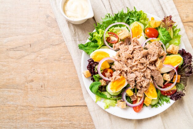 Tonijn met groentesalade en eieren