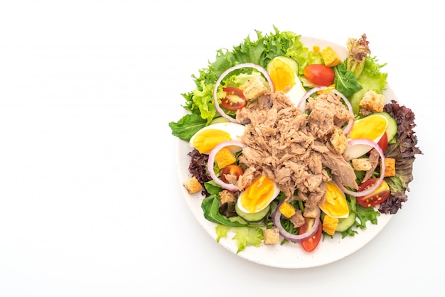 Tonijn met groentesalade en eieren