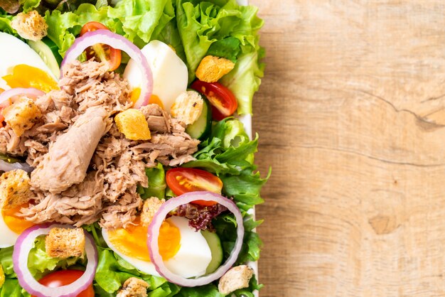 Tonijn met groentesalade en eieren