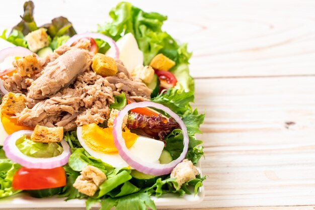 Tonijn met groentesalade en eieren