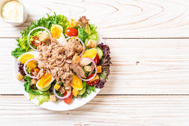 Tonijn met groentesalade en eieren