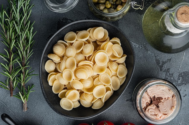 Tonijn pasta koken ingrediënten op grijze achtergrond