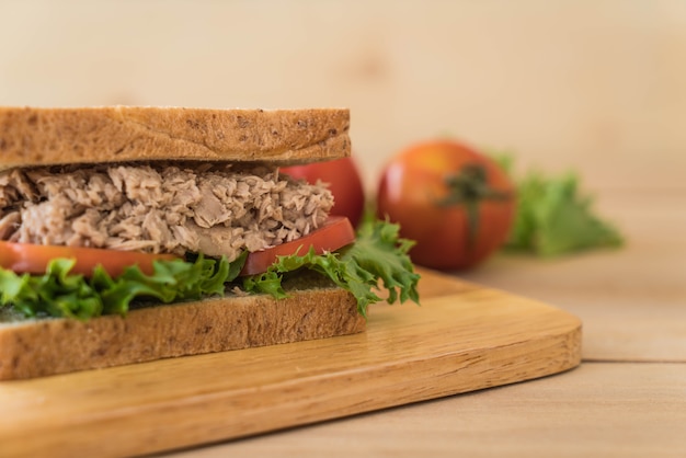 tonijn sandwich op hout
