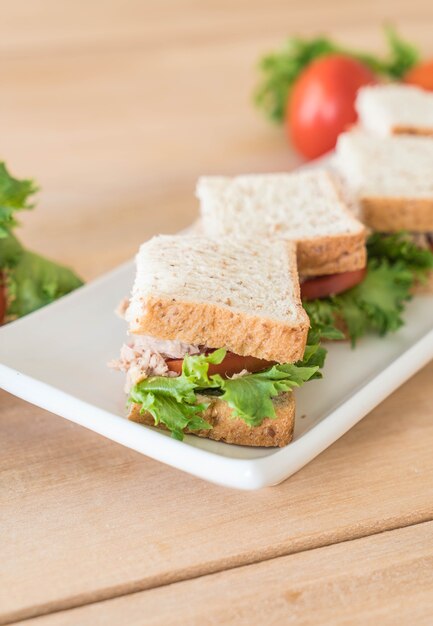 tonijn sandwich op plaat