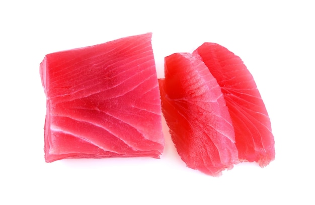 Tonijn sashimi rauwe tonijn geïsoleerd op witte achtergrond