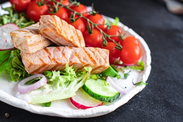 Tonijn vegetarische salade zeevruchten mix bladeren groene cherrytomaat gezonde voeding maaltijd snack