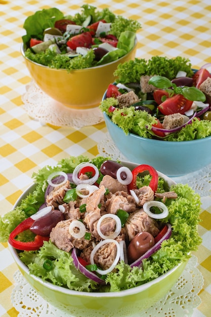 Tonijn, Vitaminic groen en Griekse salade met feta en smakelijke selectie van groenten.