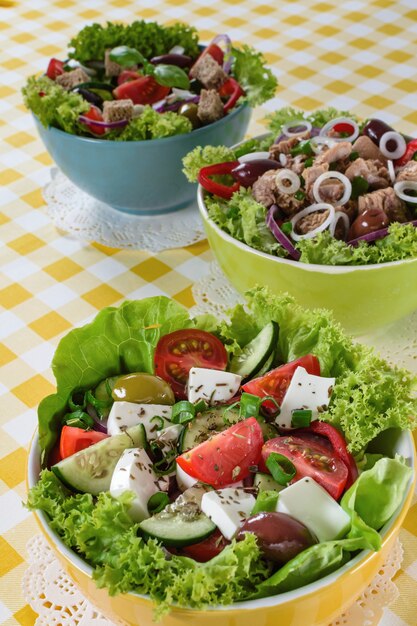 Tonijn, Vitaminic groen en Griekse salade met feta en smakelijke selectie van groenten.