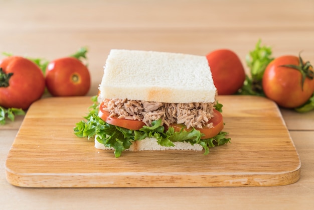 Tonijnbroodje op hout