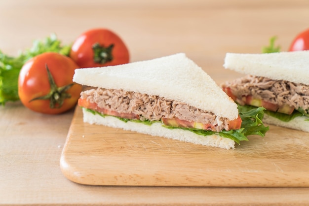 Tonijnbroodje op hout