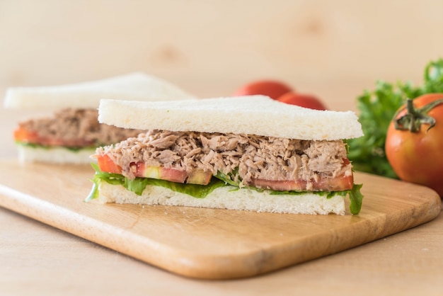 Tonijnbroodje op hout